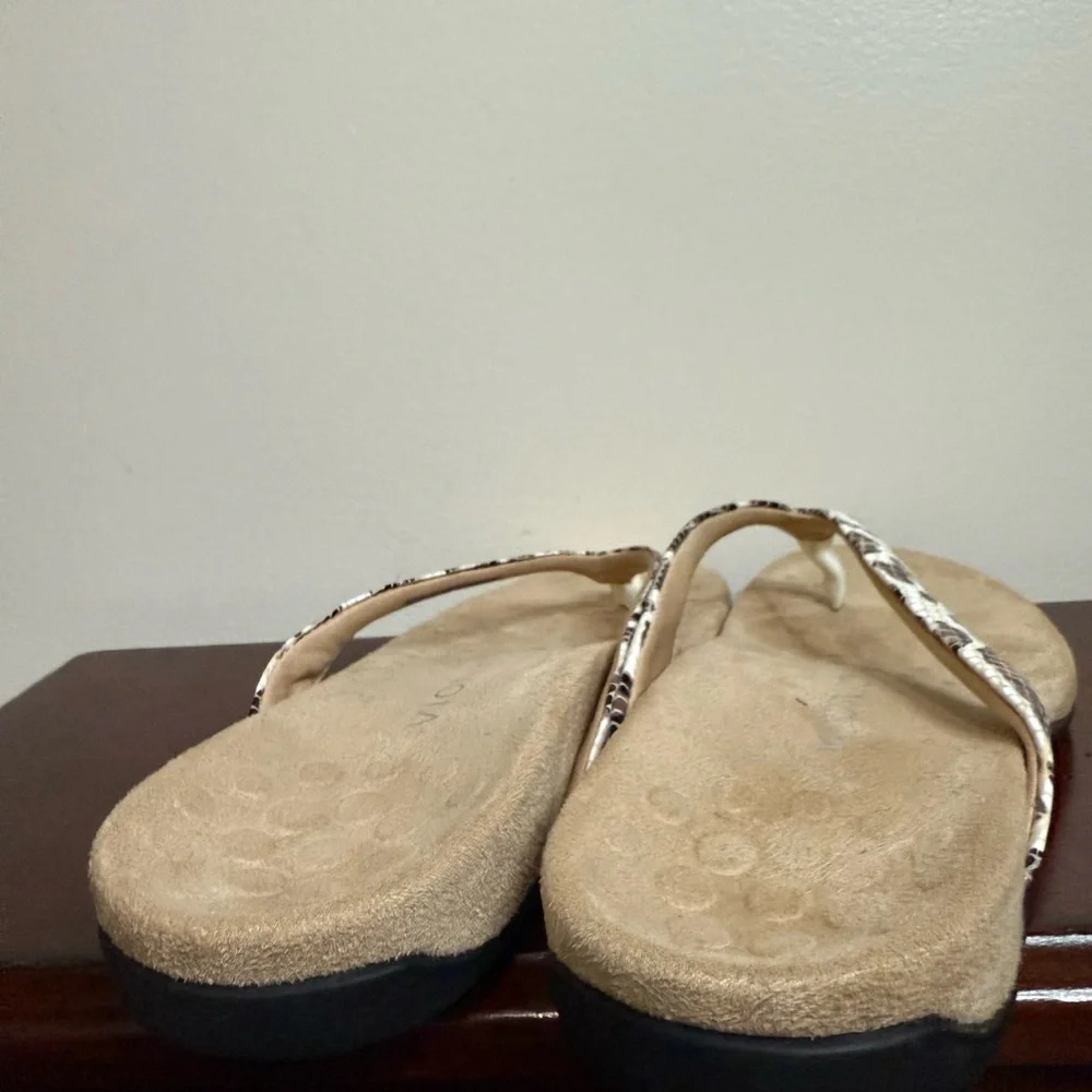 Vionic Tan and Black leopard Patterned Sandals in women’s size 9